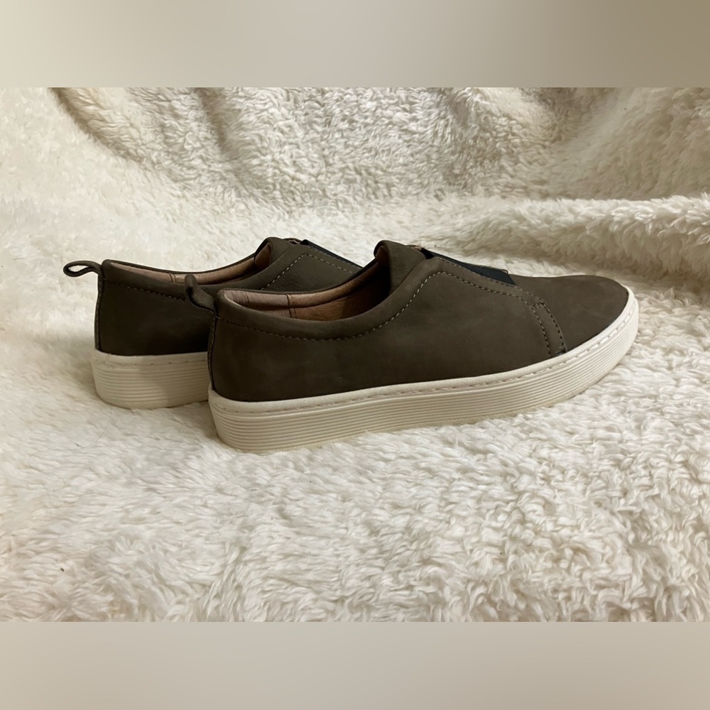 EUC Sofft Olive Green Slip-on Flats Arch Support Leather Size 6.5 - Picture 2 of 8